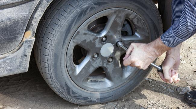 汽车轮胎必须一对一起换吗更换的时候需要注意什么