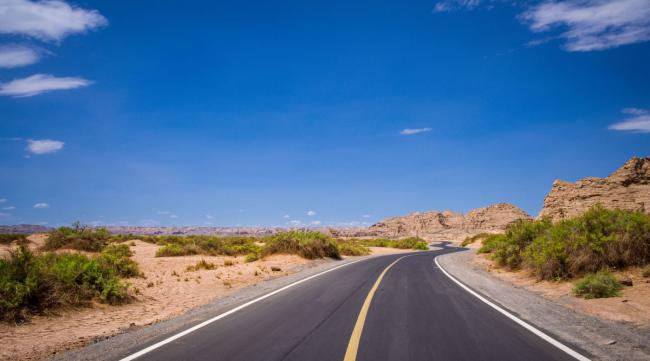 描写沙漠公路壮观美景的句子短句