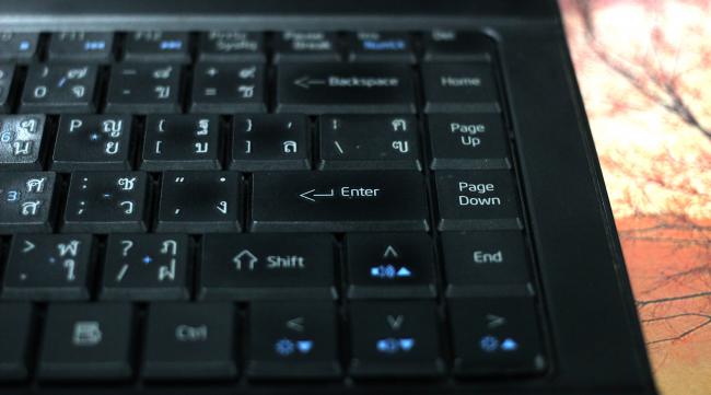 怎么打开电脑键盘按键灯光