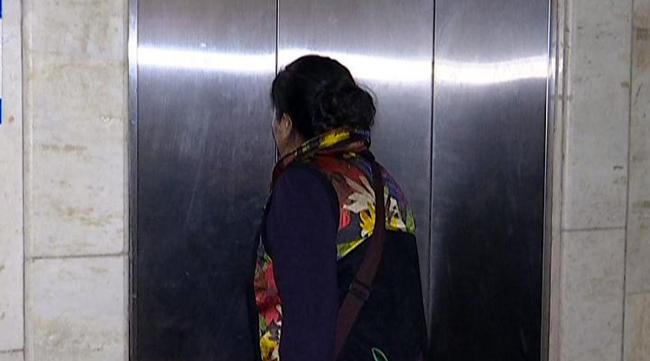 电梯坏了被困在里面怎么办