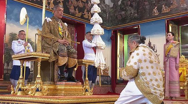 泰国王朝是如何掌握王权的呢