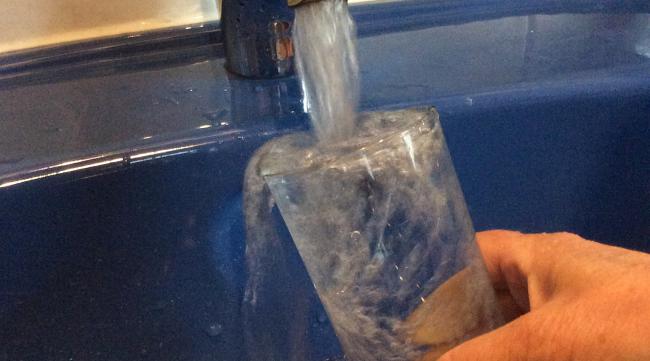 净水器换完滤芯水里有沫子吗