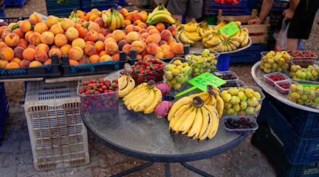 摆地摊卖水果一天可以挣多少钱呢