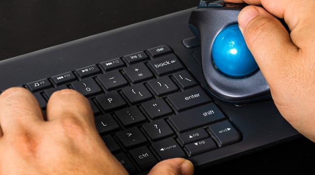 电脑怎么用鼠标调出虚拟键盘