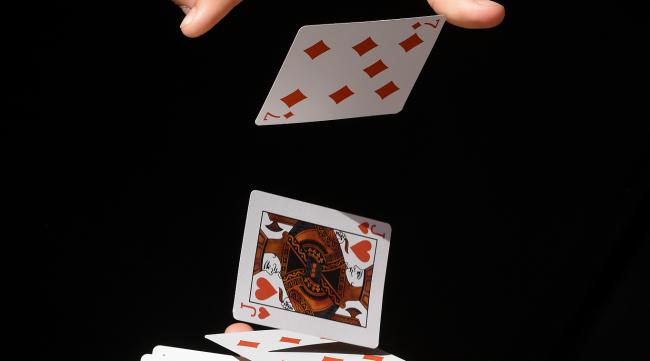 找出上下旋转过的扑克牌的魔术教程