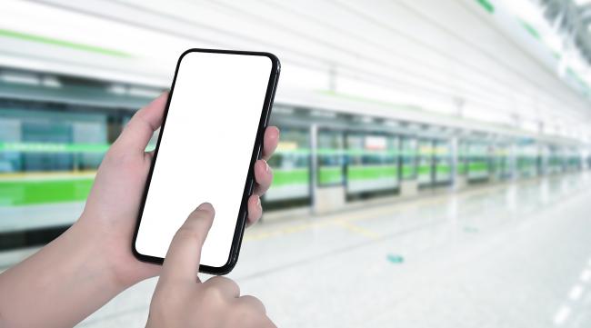 苹果手机能用后面刷地铁吗