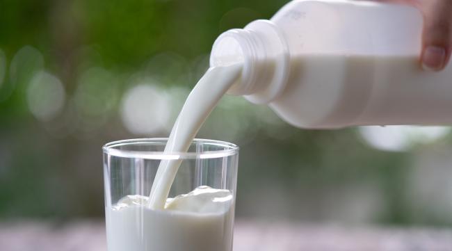 买的纯牛奶里面有加水吗为什么