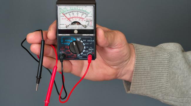 如何用万能表检测电压
