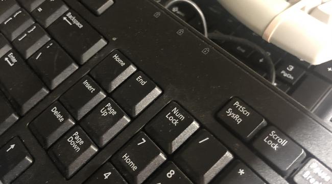 键盘插上显示器总是显示乱跳怎么办