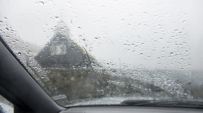 下雨天车窗有雾的解决办法视频