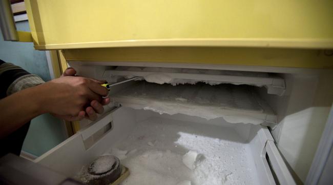 白色冰箱刮了一点漆怎么办呢