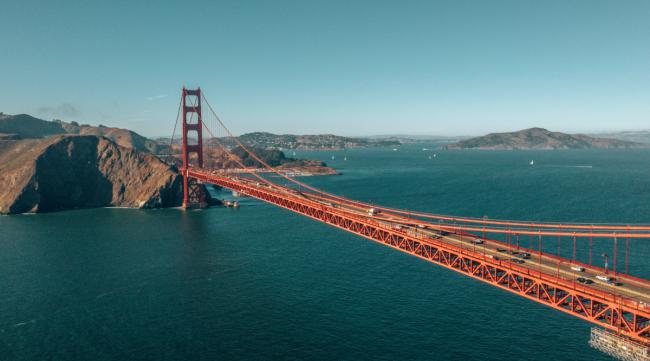 旧金山金门大桥的巨大桥塔高几米