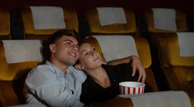 和女朋友看电影应该怎么接吻呢