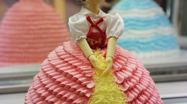 如何做一个芭比娃娃蛋糕图片