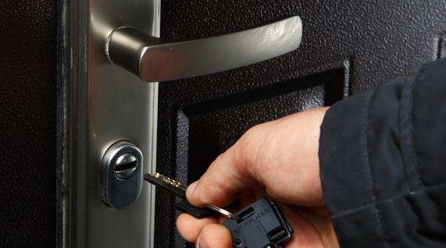 新防盗门锁abc钥匙怎么用的