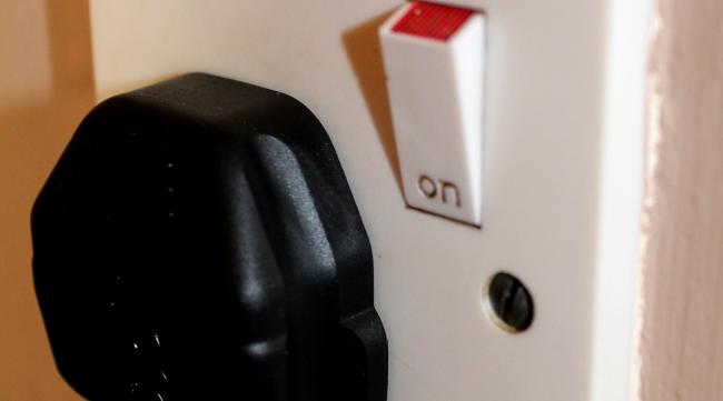 电热水器插头上的按钮使用方法图片