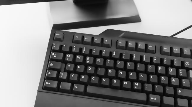 一体机键盘在电脑哪个位置插上