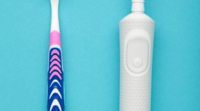 如何用电动牙刷刷牙