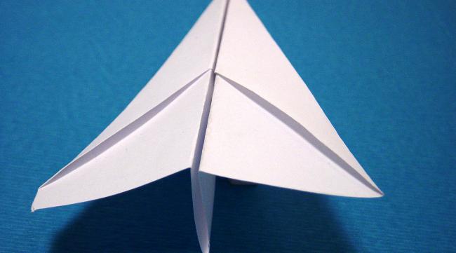 如何用正方形纸折酷炫的纸飞机教程