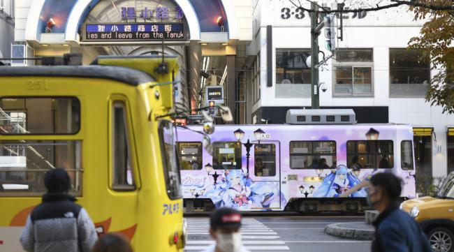为什么日本的电车是吊着的