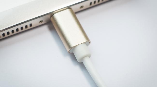 苹果4s充电插口图片