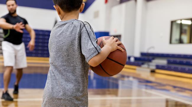 12岁男孩天天打篮球好吗视频