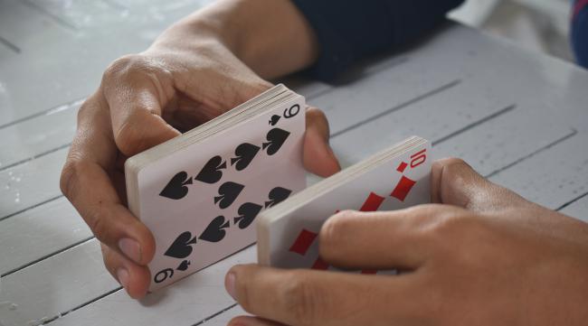 如何分辨扑克牌有没有问题