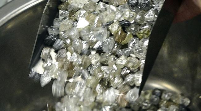 迷你世界怎么做矿洞里的钻石