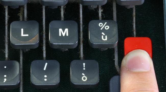 在键盘上怎么按出问号键