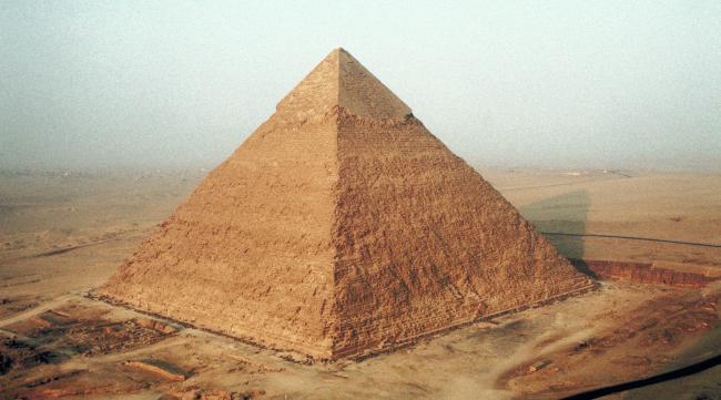 金字塔塔尖是怎么拿下来的呢