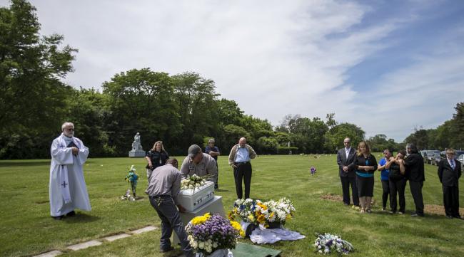 美国的殡葬礼俗是不是夫妻合葬的