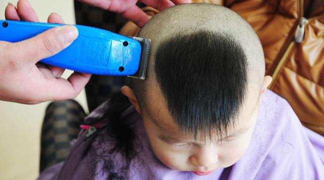 怎样用理发器给儿童美发小平头染发