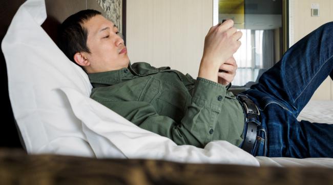 如何在床上玩手机不伤腰椎呢