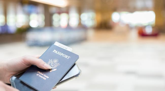 手机上怎么用护照买机票