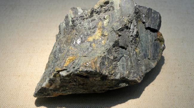 钨金矿石是长什么样子的