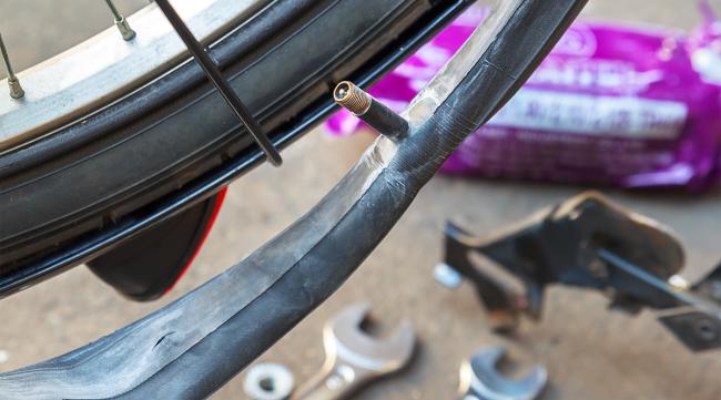 自行车换后轮的内胎要怎么换呢