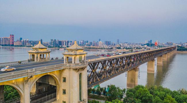 武汉长江大桥的整体布局图