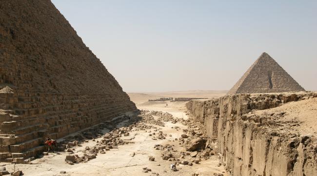 金字塔是怎么修建起来的
