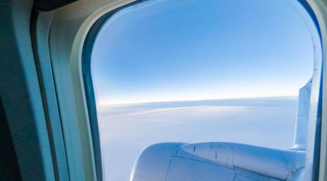 飞机上的窗户为什么都很模糊呢