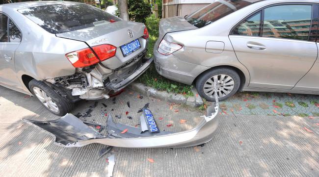 车子撞到了墙上怎么走保险呢
