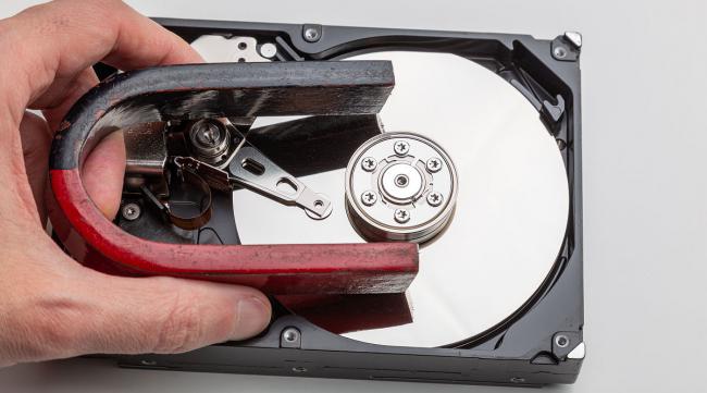 废硬盘上的磁铁怎么才能拆下来呢
