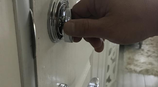 卫生间门圆锁坏了怎么从外面开上