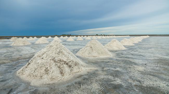 在荒岛上如何提纯海盐呢