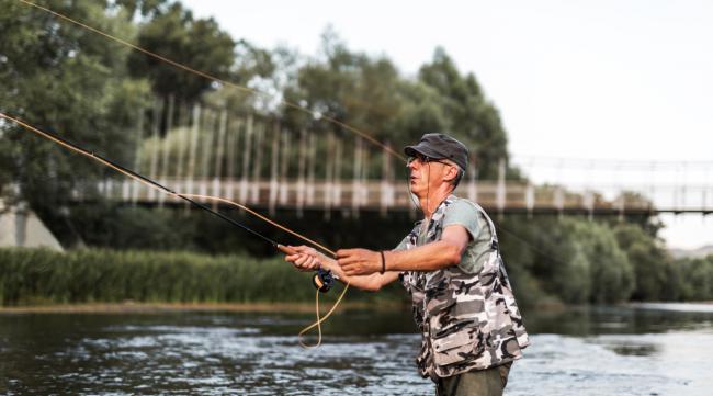 90岁老人钓鱼
