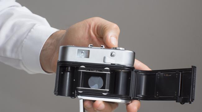 相机怎么样安装腕带图片