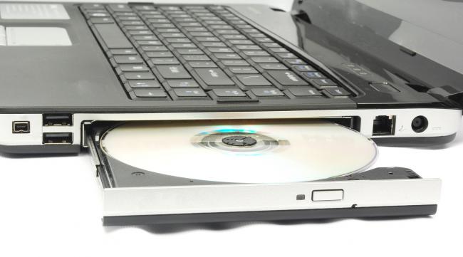 笔记本电脑怎么样放光盘