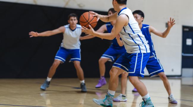 暑假篮球初学者怎么练球呢