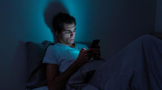 大学生熬夜玩手机怎么办