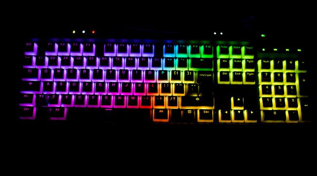 电脑键盘上的彩灯要怎样关掉呢