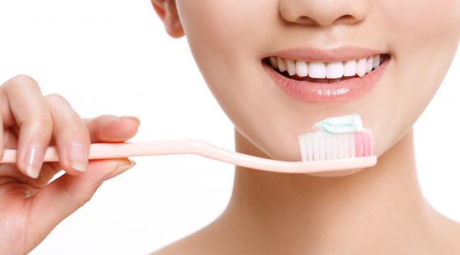 如何刷牙使牙齿变白
